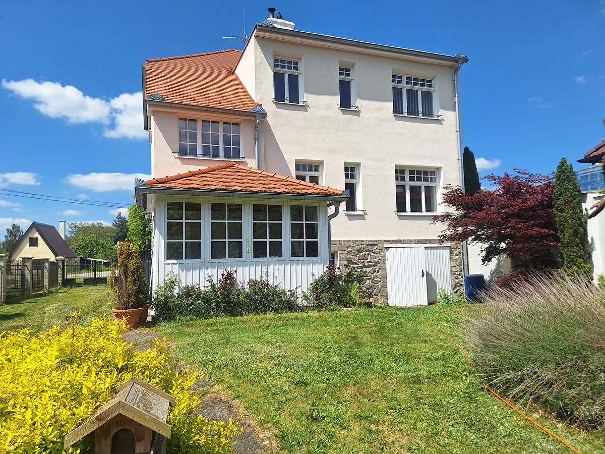 Prodej rodinného domu 230 m², pozemek 1688 m²